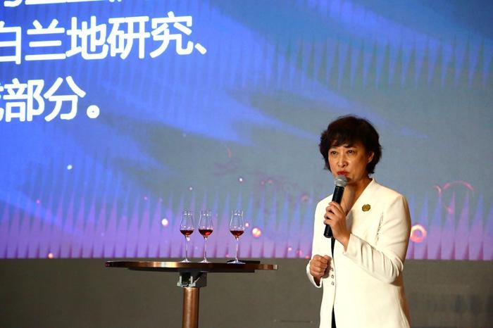 张葆春荣获国际女性葡萄酒及烈酒业界大奖